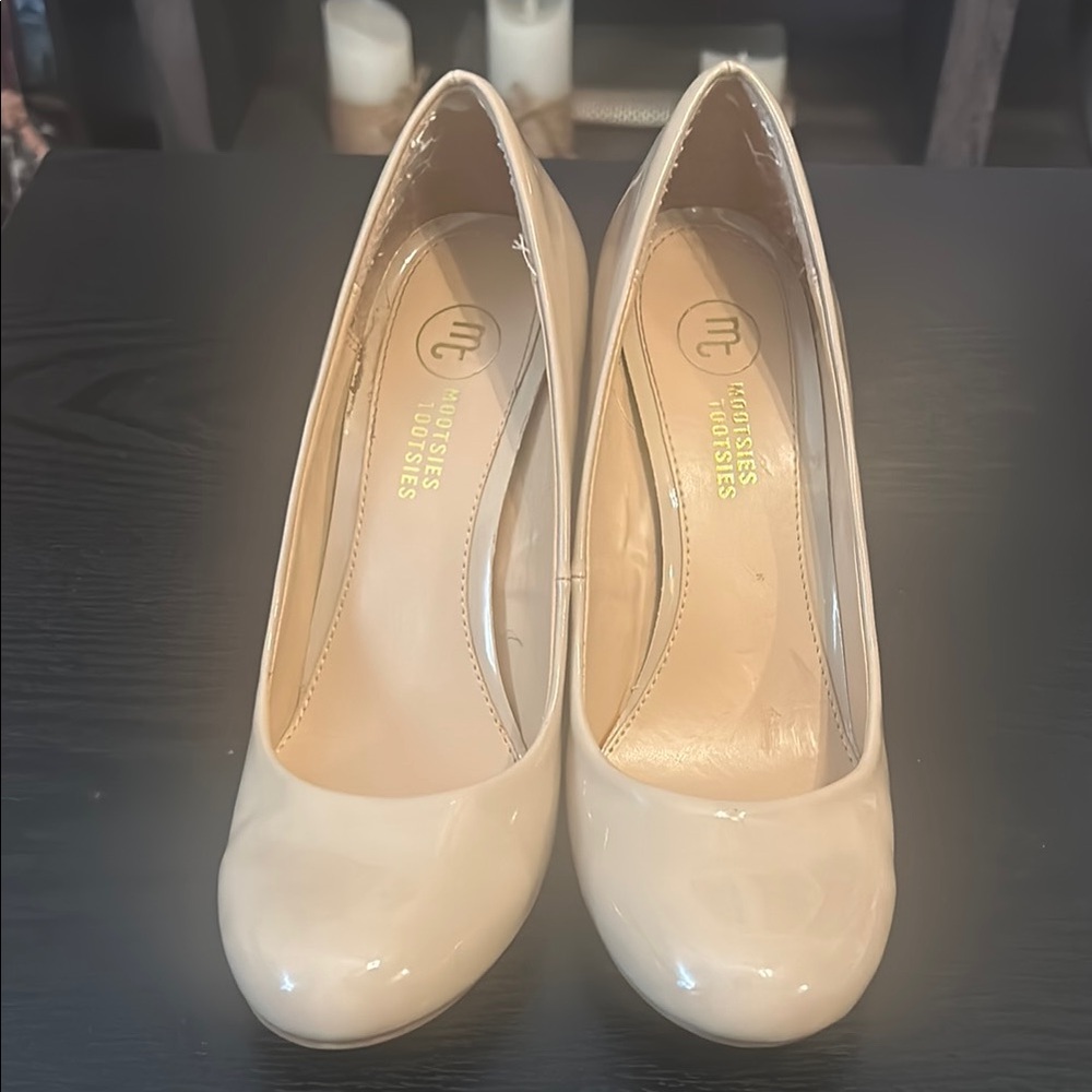 Mootsies Tootsies Cream Heels with Stiletto and Classic Pump Style